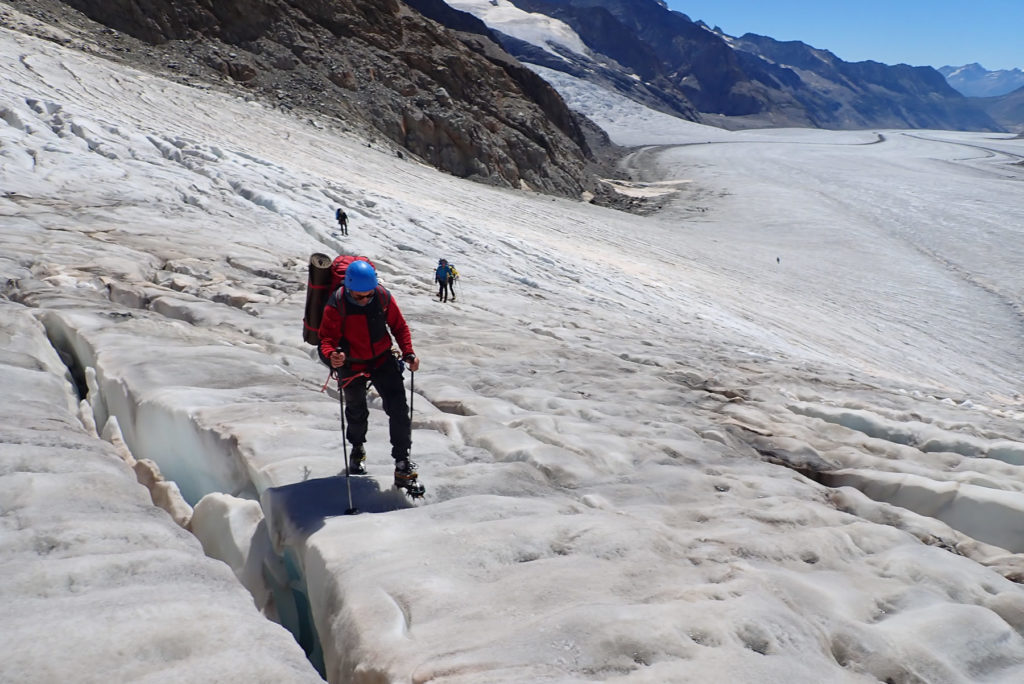 Pau cogiendo altura y saltando grietas en el Glaciar Aletsch camino de Jungfraujoch